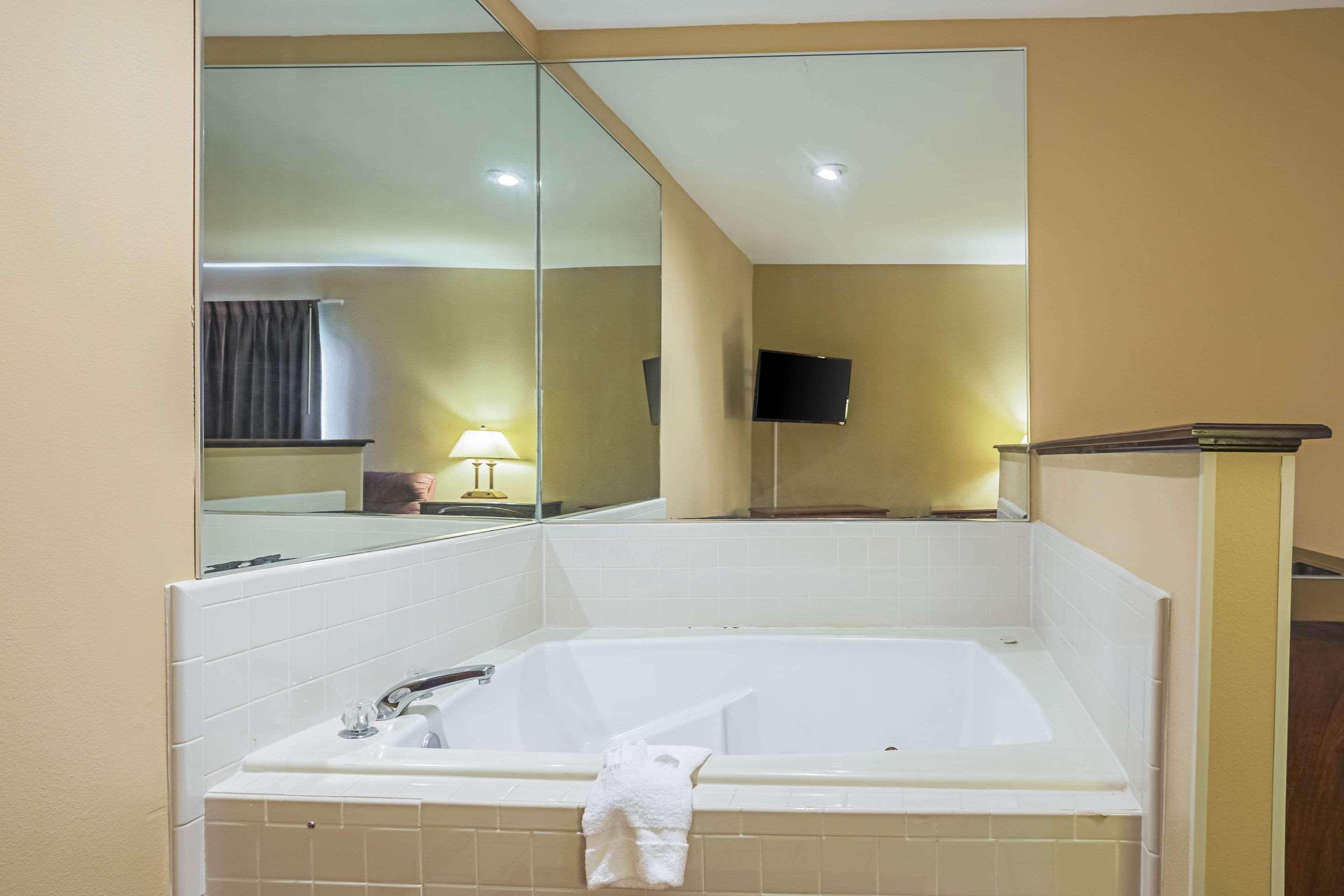 Econo Lodge Inn & Suites Ripley Екстериор снимка