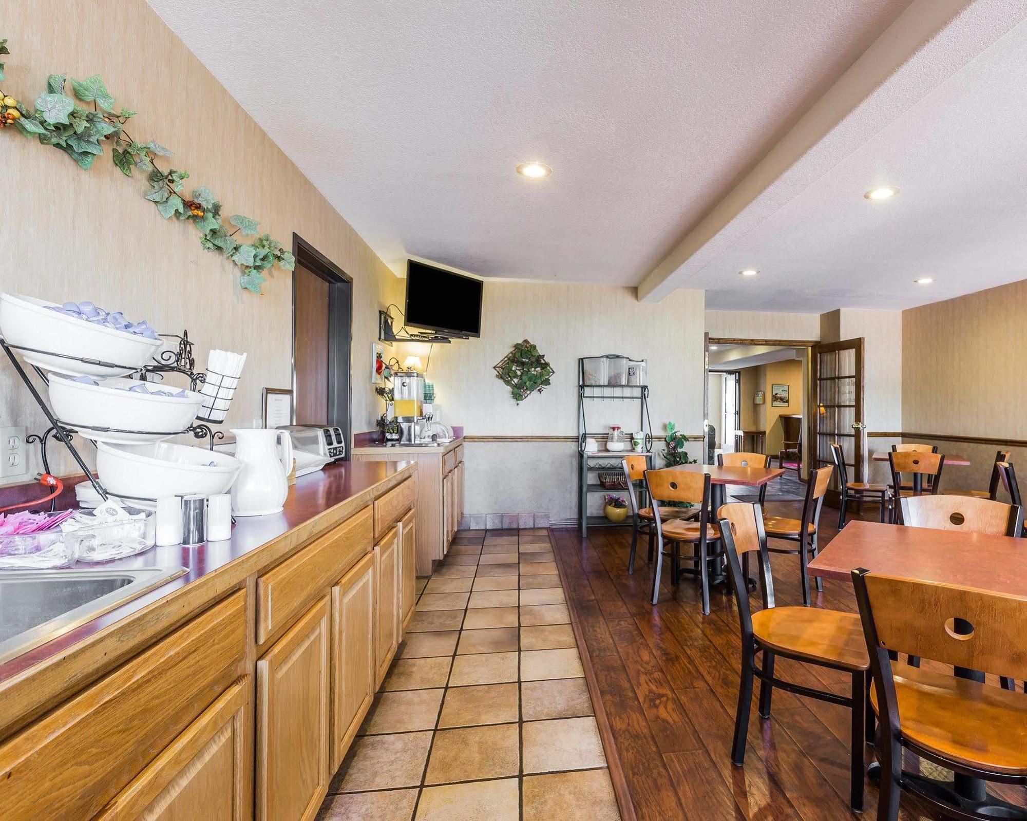 Econo Lodge Inn & Suites Ripley Екстериор снимка