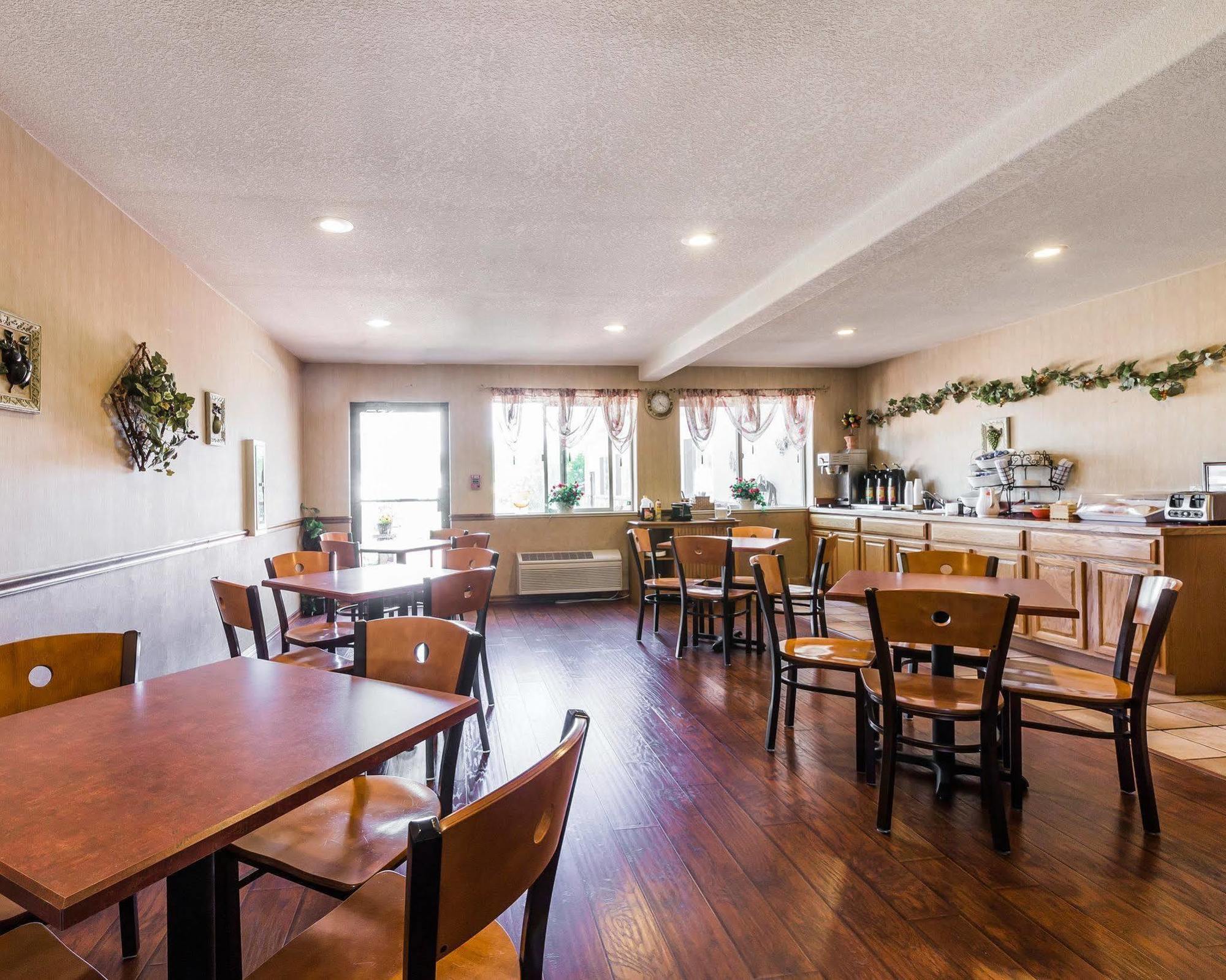 Econo Lodge Inn & Suites Ripley Екстериор снимка