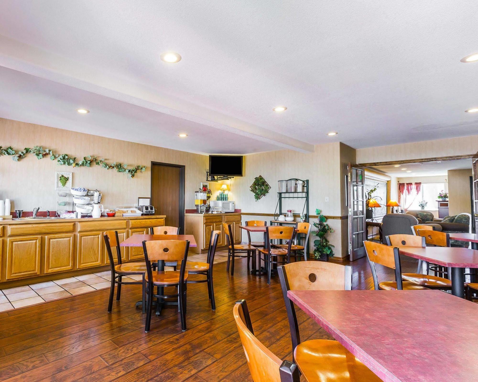 Econo Lodge Inn & Suites Ripley Екстериор снимка